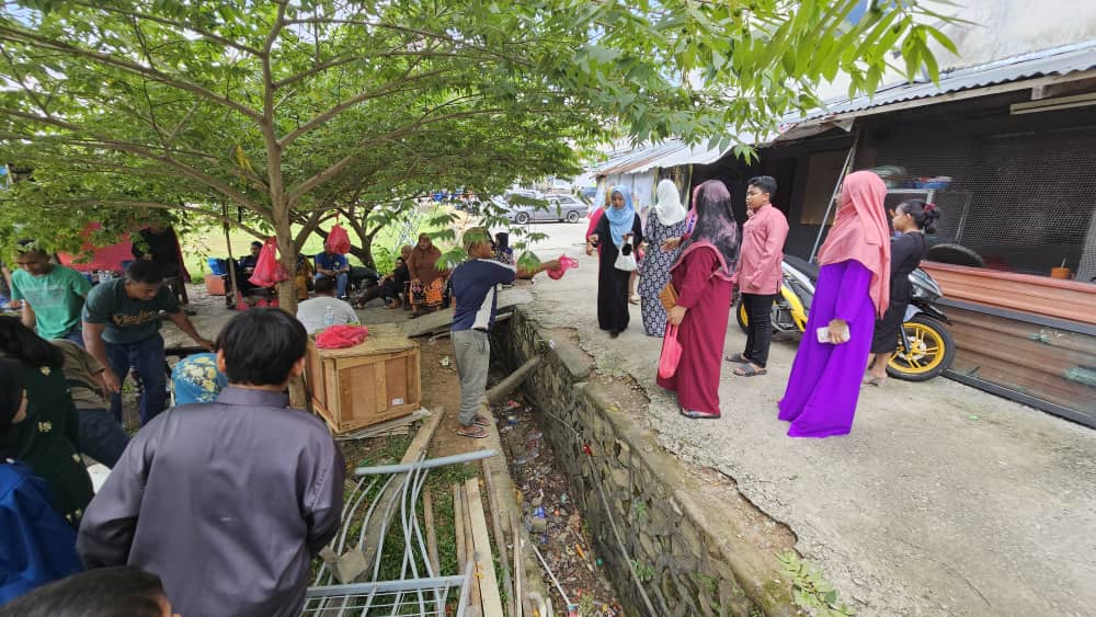 FS Qurbani 2023 Malaysia people on platform