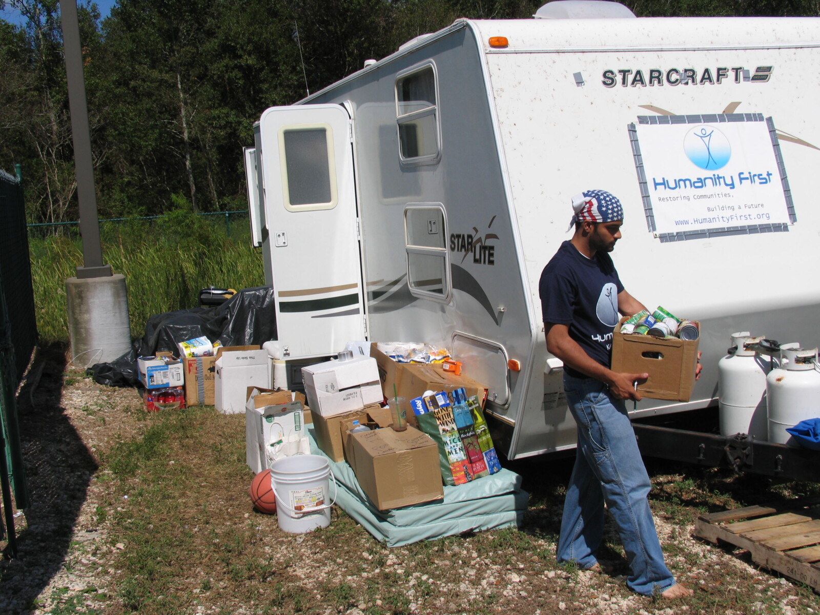 Katrina HF volunteers delivering supplies2