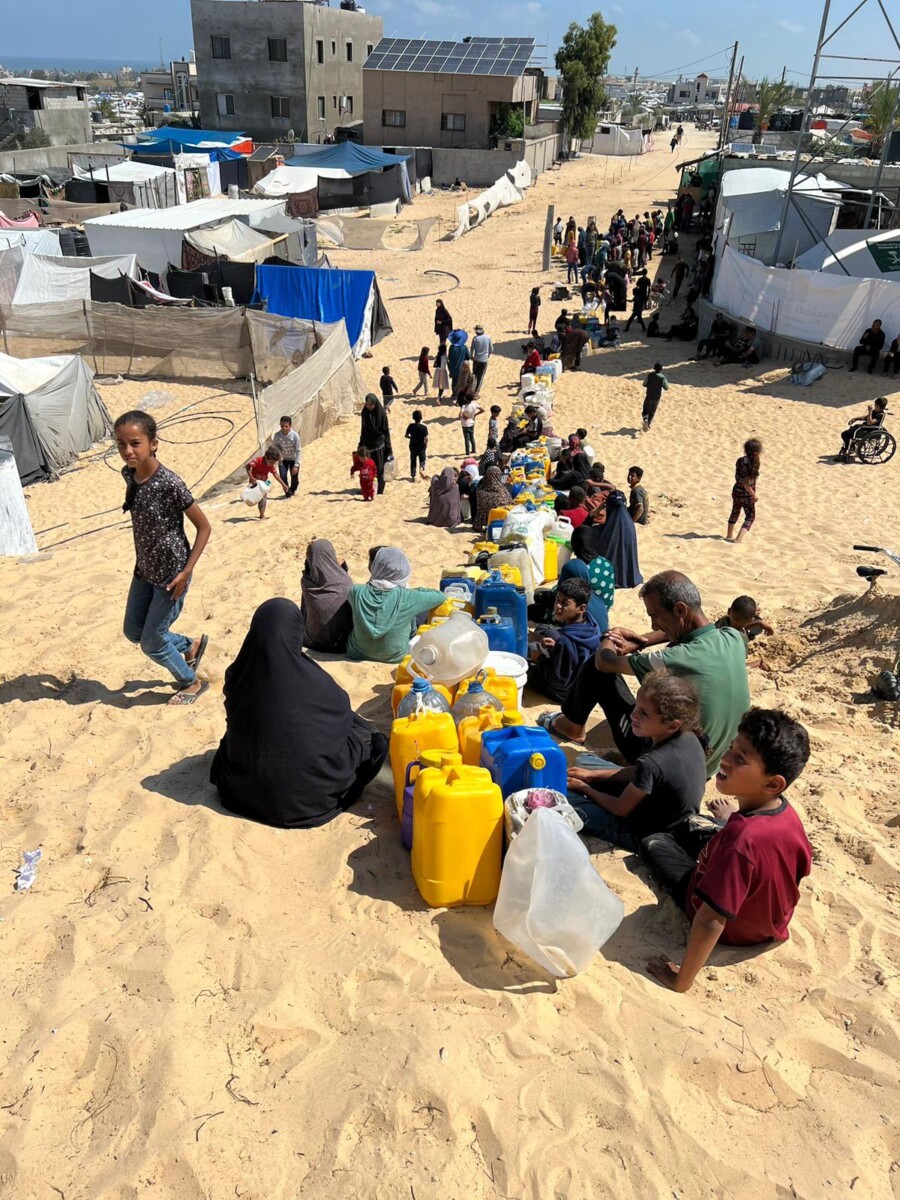 Gaza image of people with water jugs