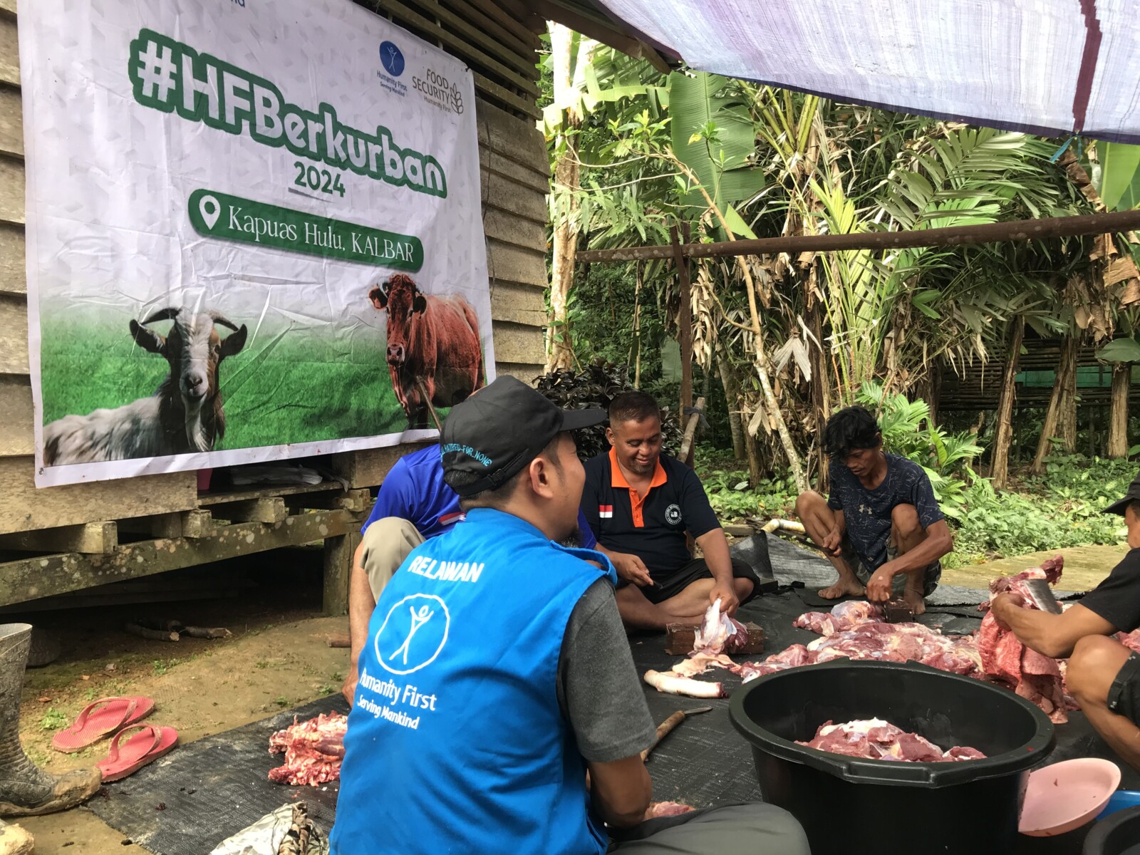 FS Qurbani 2024 Indonesia Foto Proses Memotong Daging (1)
