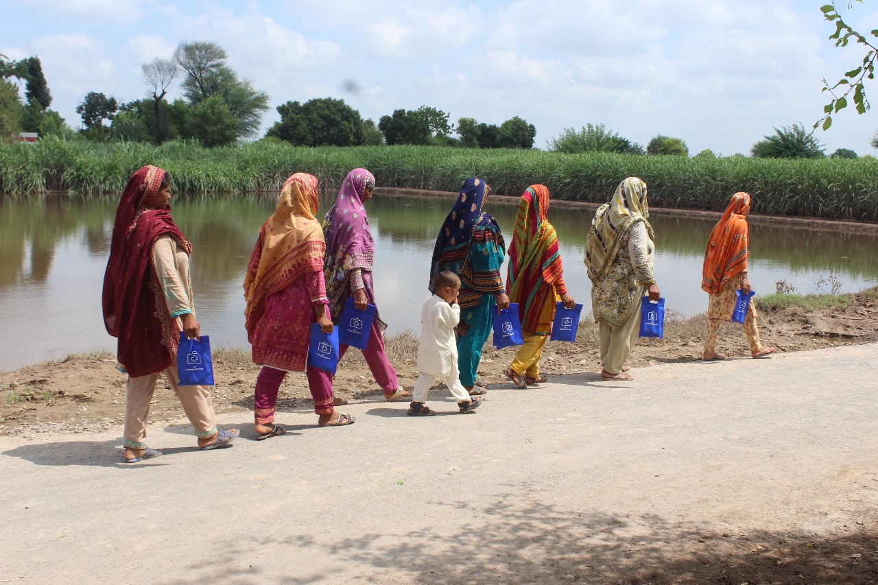 DR Pakistan floods 20250914 ladies with hf bags