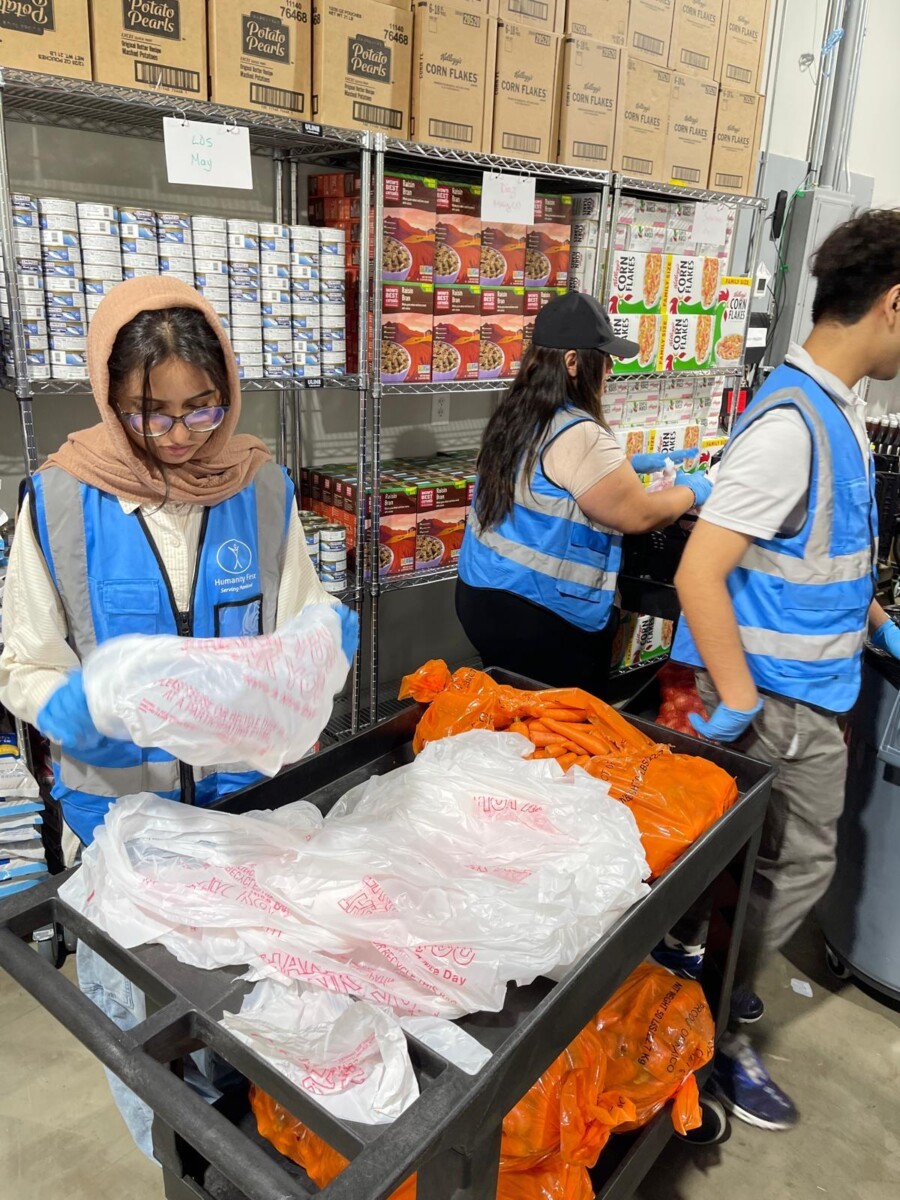 FS Duluth 20240601 mobile pantry volunteers stacking a cart