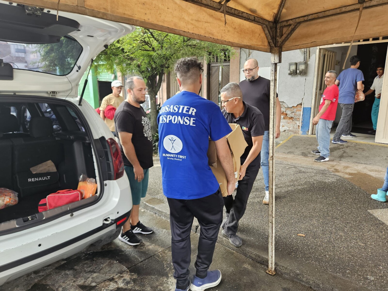 A Humanity First volunteer helps unload boxes from a car in Pereira, Colombia.